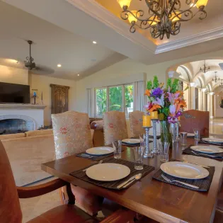 11 dining area villa esquina
