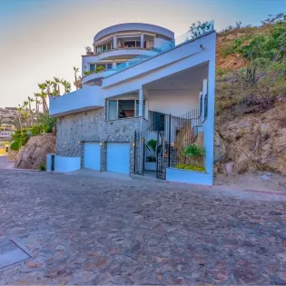 11 exterior hollywood house