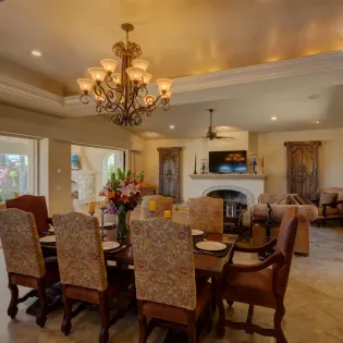 12 dining area villa esquina