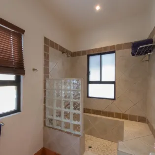 13 bathroom 1 villa de tres hermanas