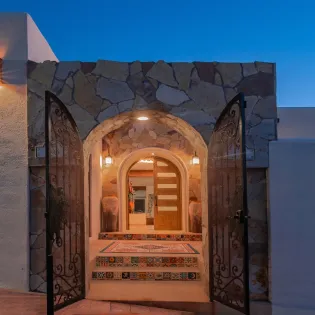 18 exterior la casa bendecida