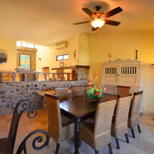 20 dining area villa los geckos