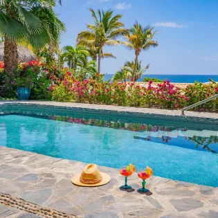 21 caza jazmin poolside