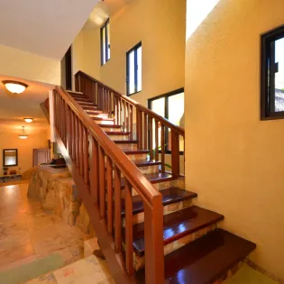 21 staircase villa los geckos