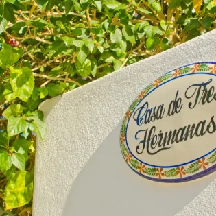 22 name board villa de tres hermanas