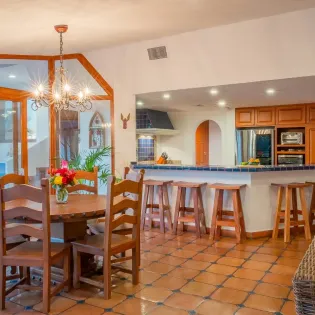25 dining area villa carolina