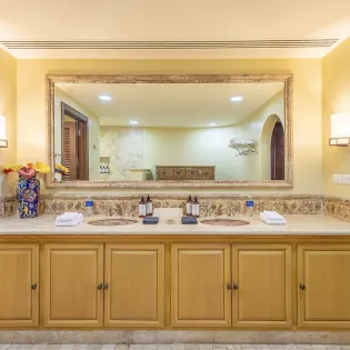 25 villa mariposa bathroom
