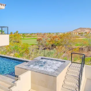 26 casa de monedas poolside
