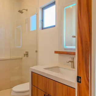 32 casa de monedas bathroom
