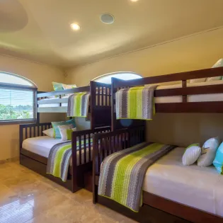 33 bedroom 6 villa esquina