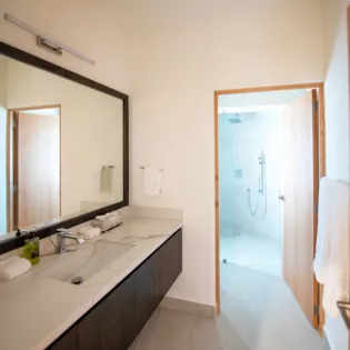 38 bathroom 1 villa de lam