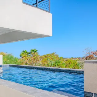 40 casa de monedas poolside
