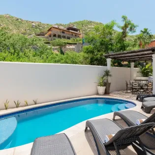 5 exterior villa tamika