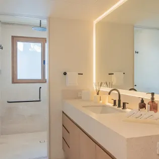 58 villa lazul double bed bathroom