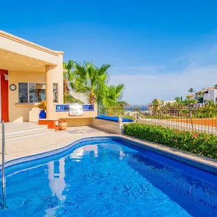 6 poolside villa ladrillo