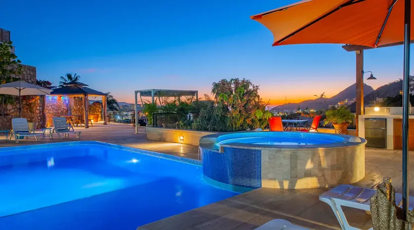 10 casa toro pool night