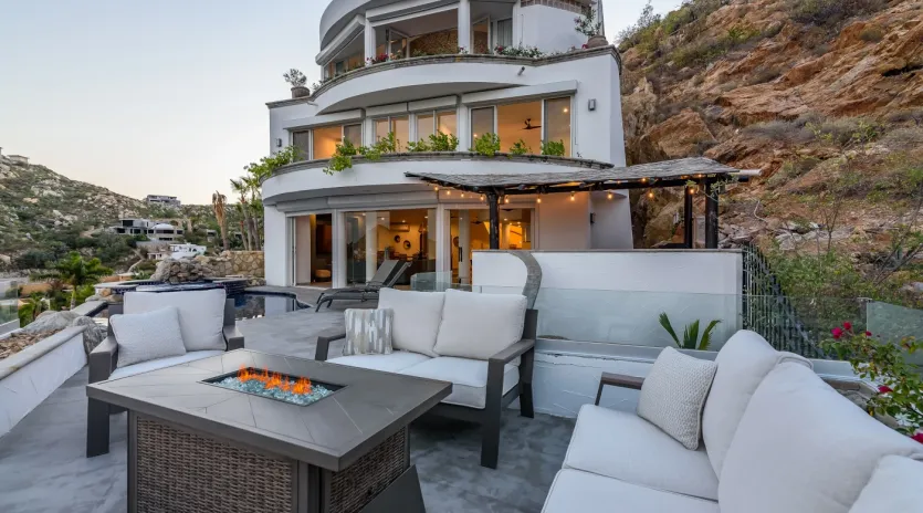 3 exterior hollywood house