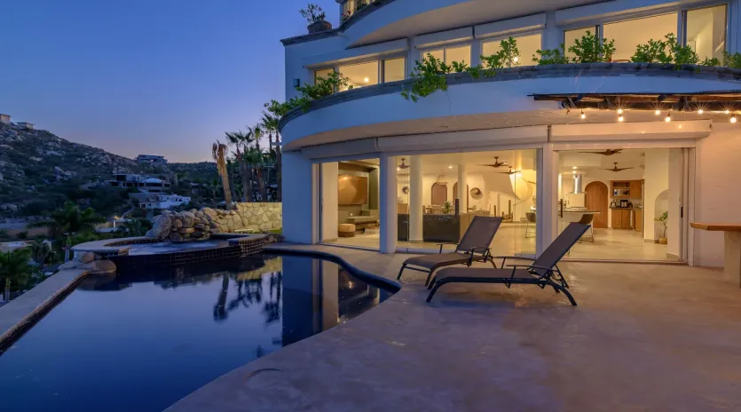 4 exterior hollywood house