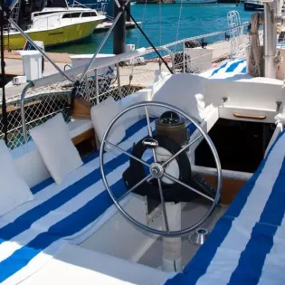 3 44ftespiritusantisailboatcockpit