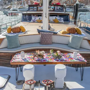 9 tours tu enamorado luxury yacht
